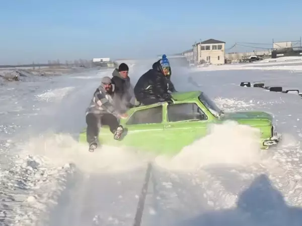 Фото к материалу: Ростовский каскадер Чеботарев устроил экстремальные катания по снегу на машине