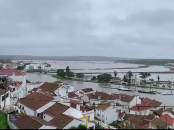 Фото к материалу: Из-за урагана реки и водоемы Португалии вышли из берегов