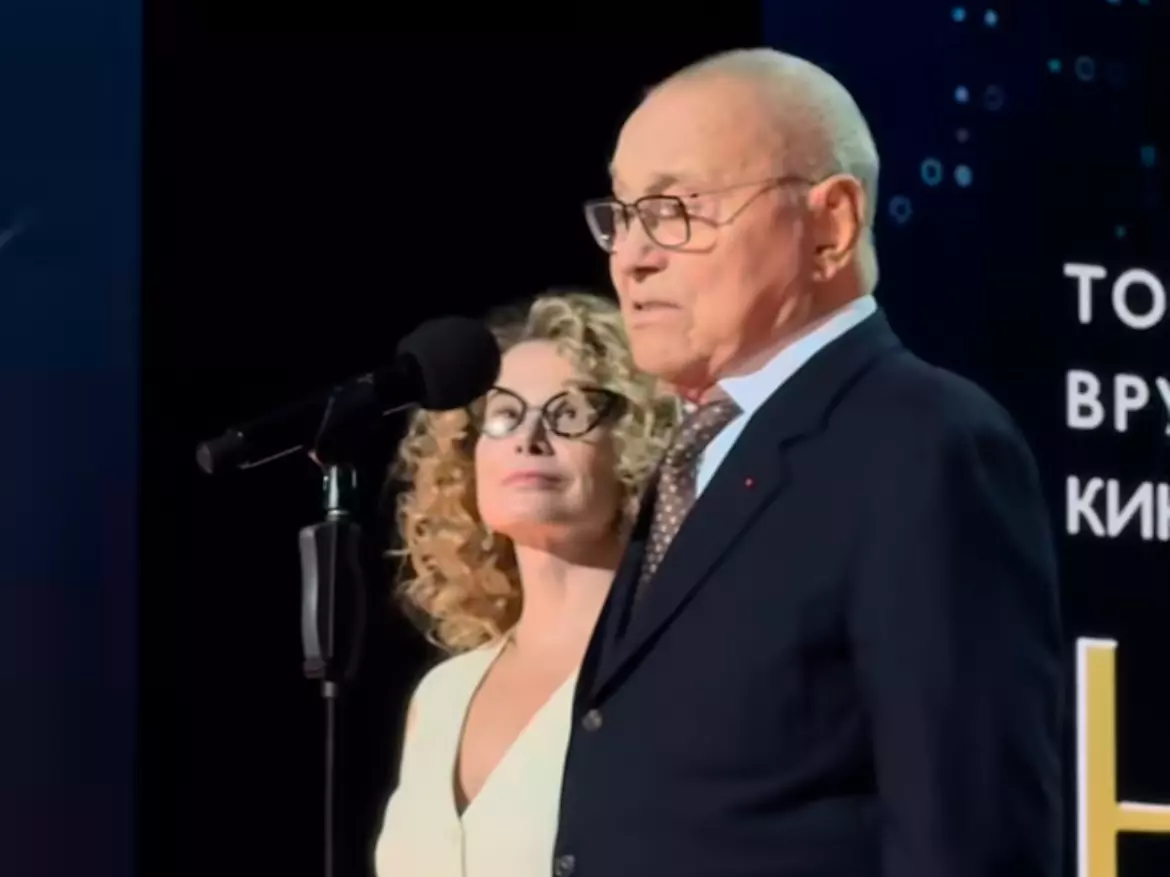 Совсем дедушка с палочкой: Юлия Высоцкая вывела в свет 88-летнего мужа Андрея Кончаловского