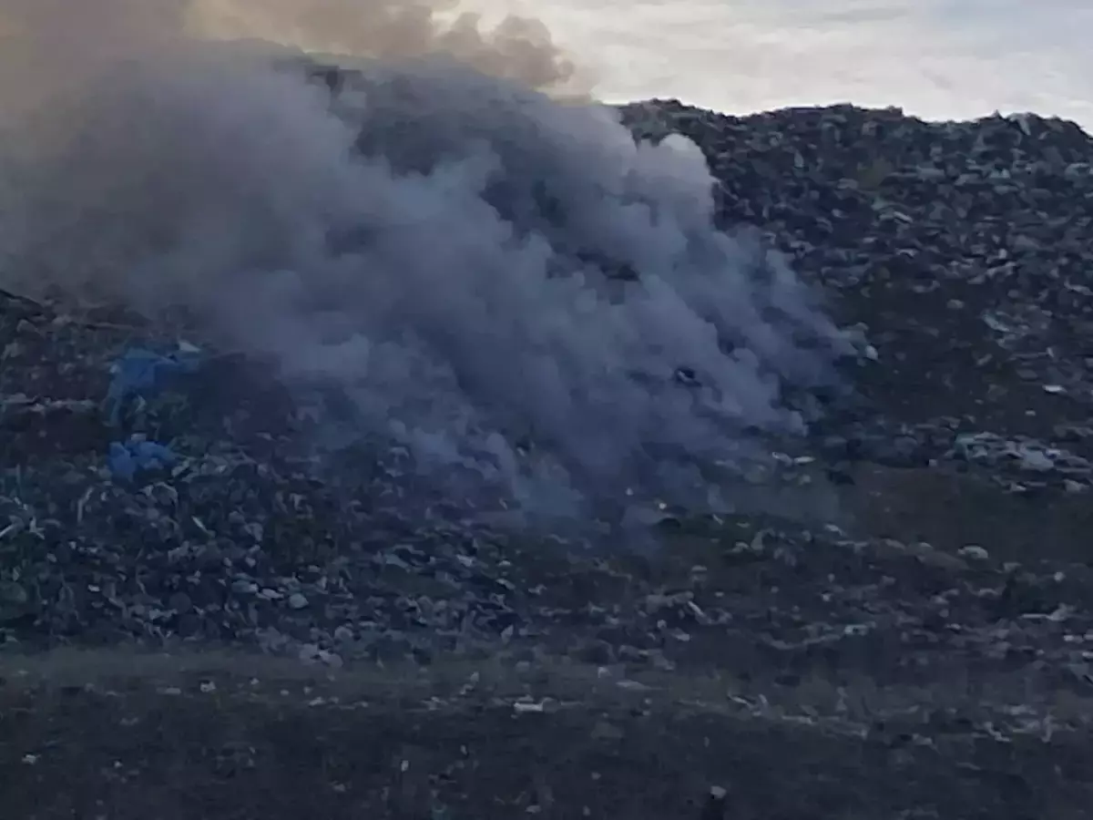 В Шахтах увеличили количество техники для тушения пожара на мусорном полигоне