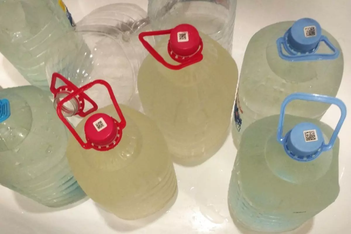 В трех районах Ростова уже месяц из крана течет мутная желтая вода