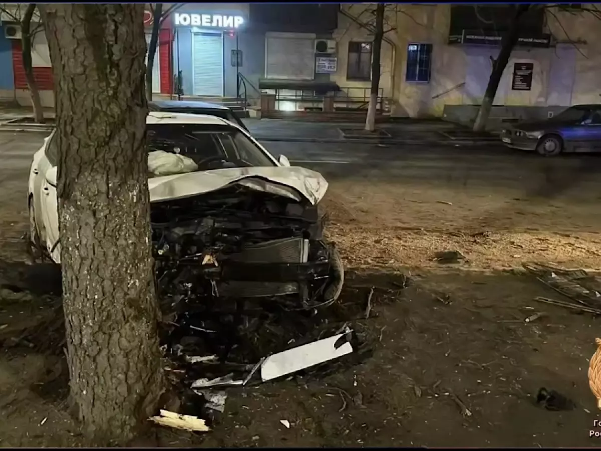 В Ростове подросток за рулем легковушки устроил ДТП и получил травмы  