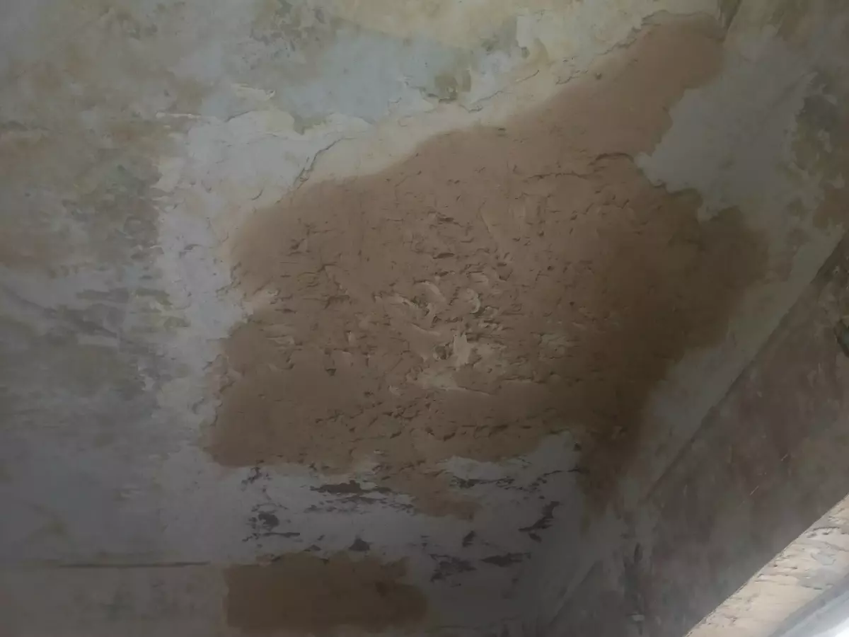 Пенсионерка скитается по родственникам из-за протечки крыши в ее доме в Батайске