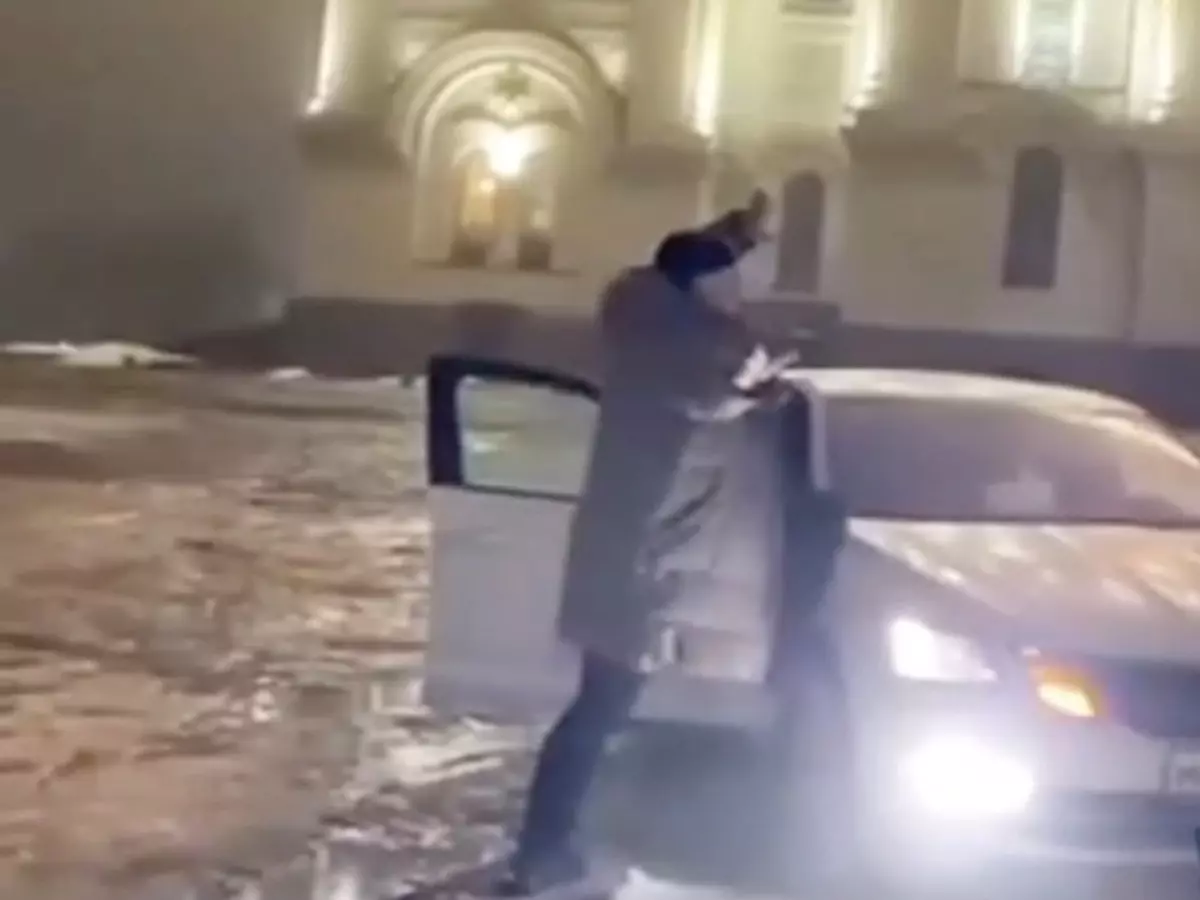 В Новочеркасске после танцев у собора наказали двух парней и девушку