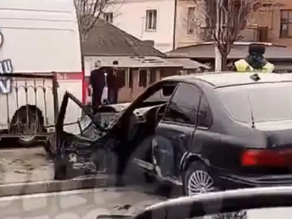 В Ростове водитель «Хонды Аккорд» снес дорожное ограждения и получил травмы