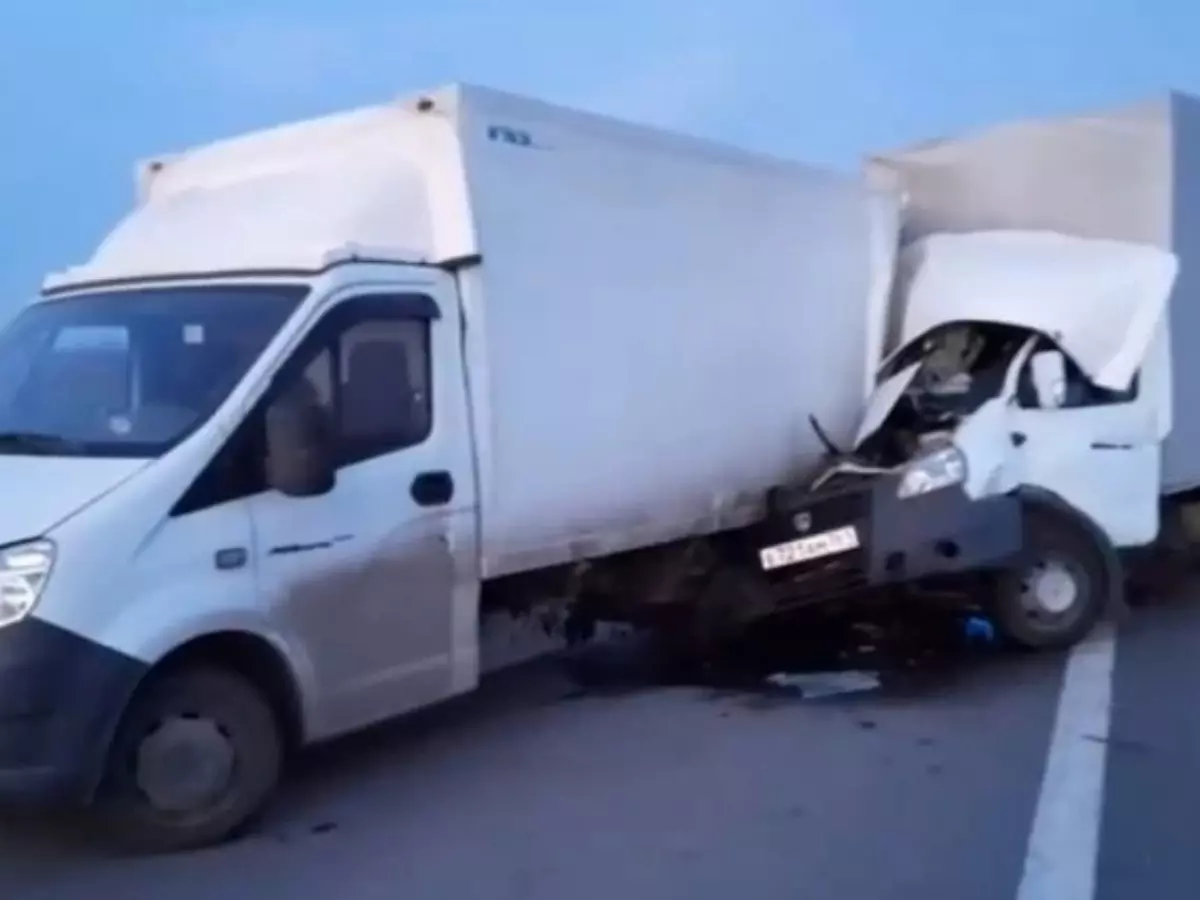 На трассе под Ростовом водитель пострадал в ДТП с двумя «ГАЗелями»