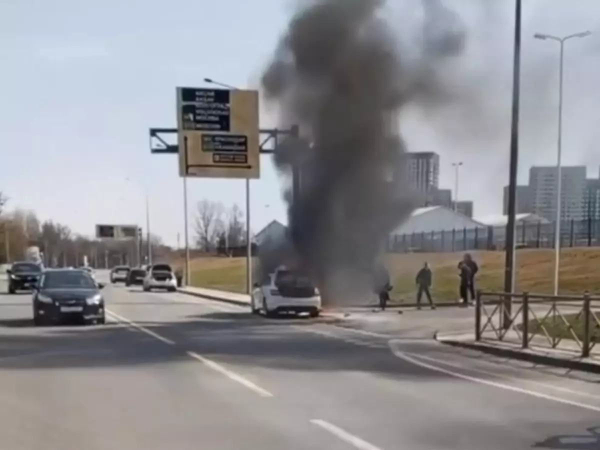 Легковушка сгорела на Левом берегу Ростова