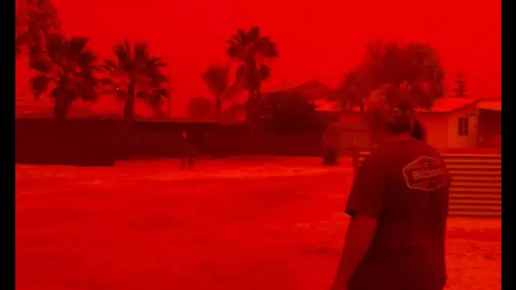 Небо Австралии окрасилось в кроваво-красный цвет из-за пыльной бури