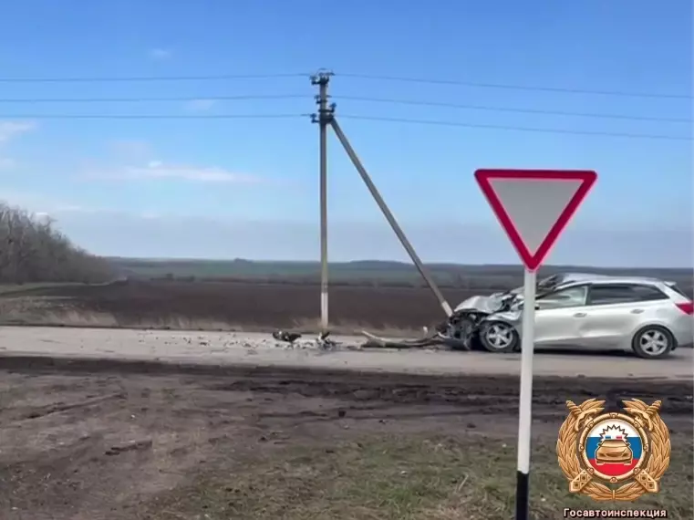 Двое попали в больницу после жесткой аварии с грузовиком в Ростовской области