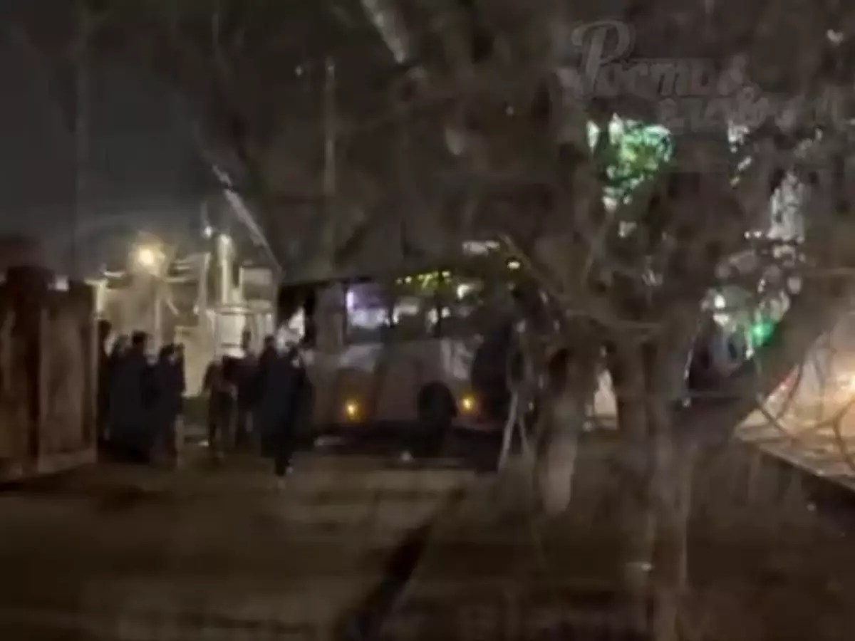 В Ростове на Шолохова пассажирский автобус влетел в столб