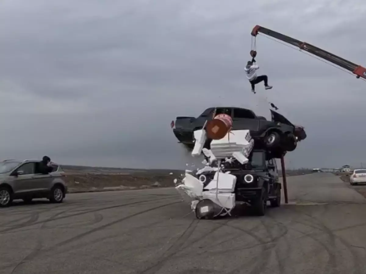 Ростовский экстремал Евгений Чеботарев разнес три автомобиля в новом трюке