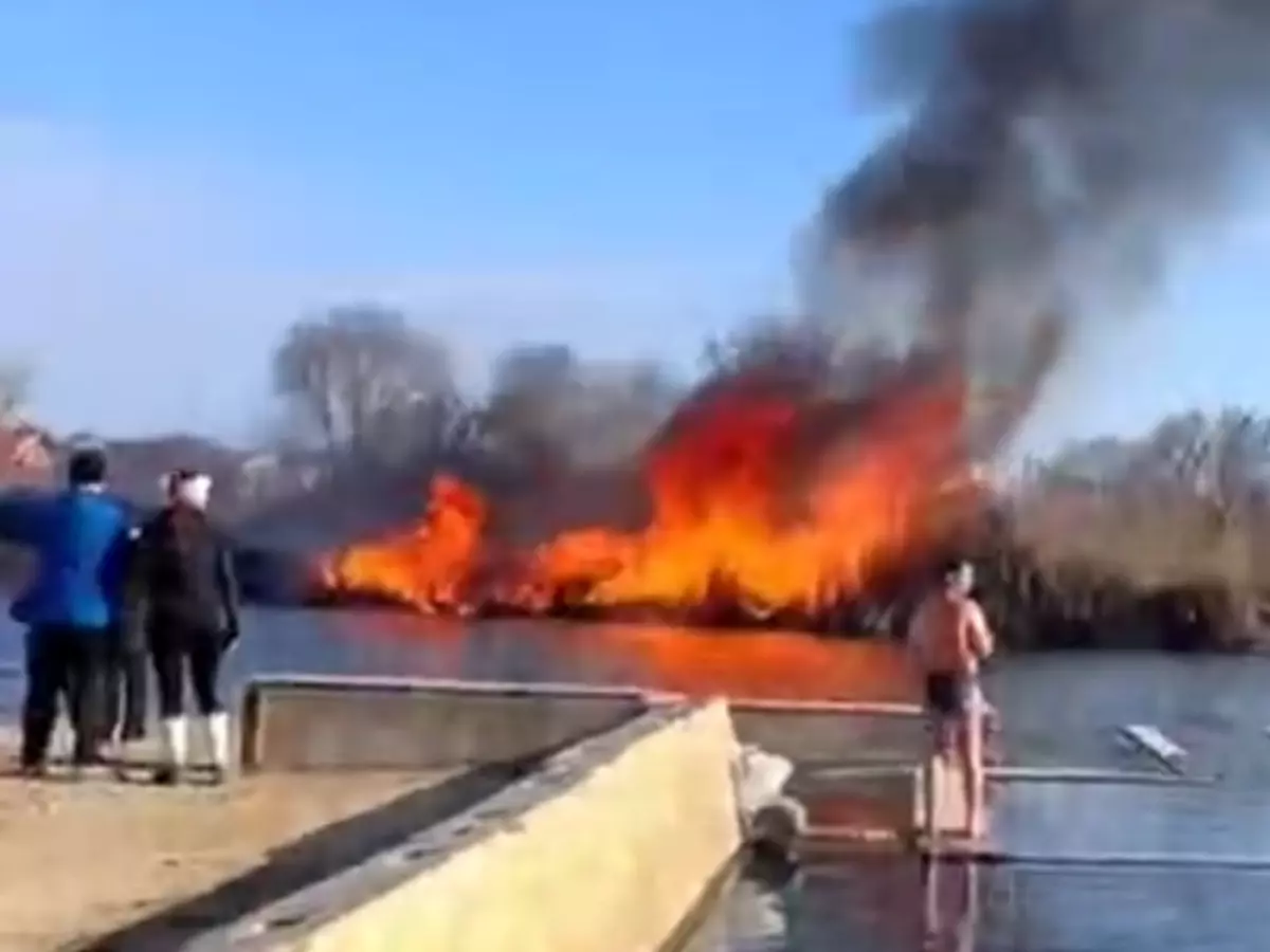 В Ростове на роднике Сурб-Хач загорелся камыш