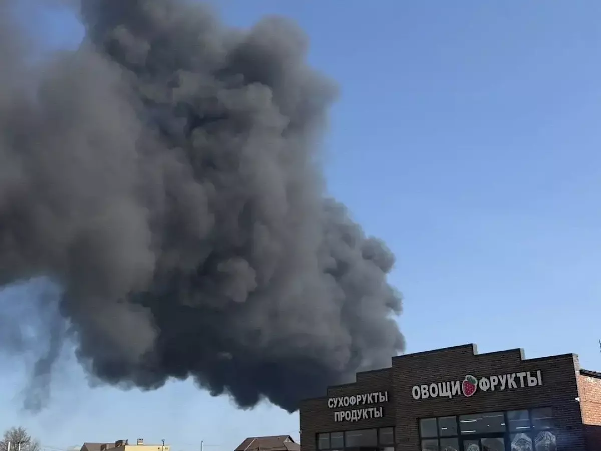 Пожар на складе ГСМ под Ростовом вырос до тысячи квадратов и угрожает другим строениям