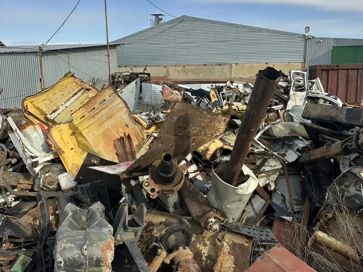 Гора металлолома: части списанной техники Морспасслужбы выставили на торги в Ростовской области