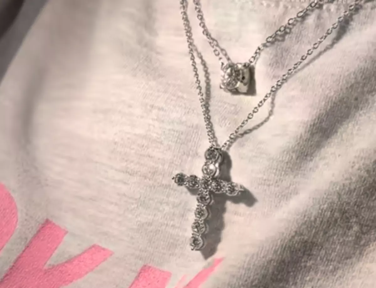 Дмитрий Тарасов подарил бриллиантовый крест Анастасии Костенко