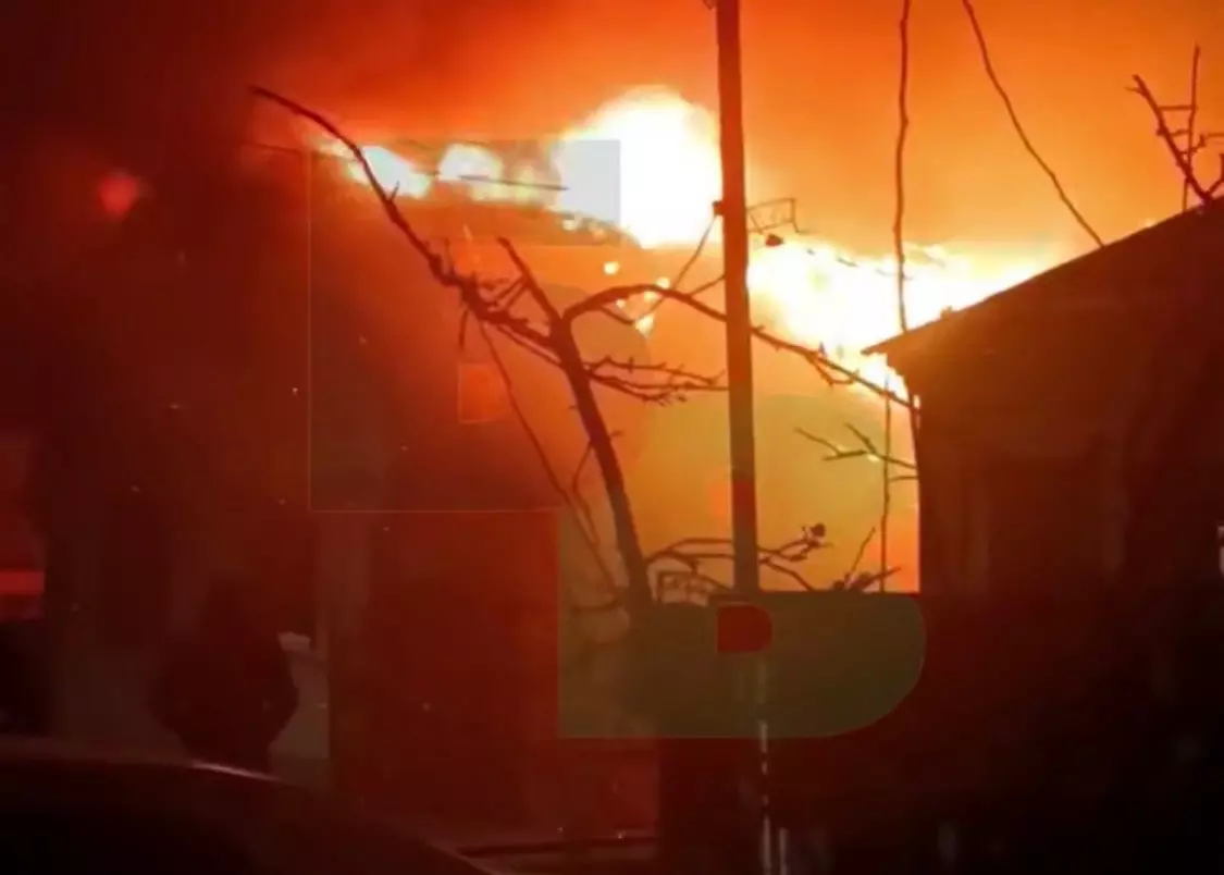 Два частных дома сгорели практически дотла в Батайске