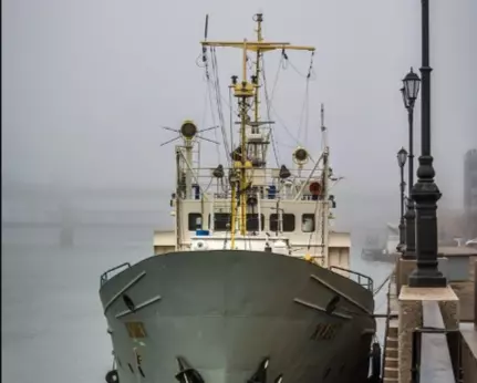 Грузовое судно и плавучий магазин пытаются продать в Ростове за миллионы рублей