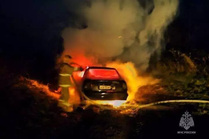 В Аксайском районе Ростовской области сгорели две легковые машины