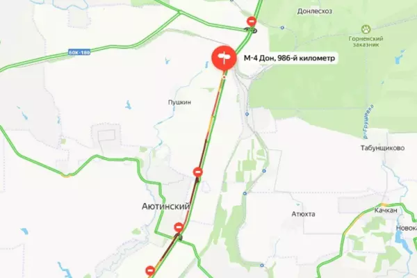 Фото к материалу: На трассе М-4 «Дон» затруднено движение из-за ремонтных работ