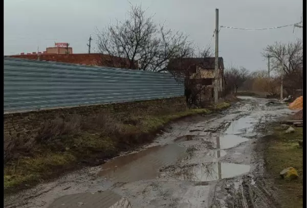 Фото к материалу: Дорога на улице 1-й Крайней в Белой Калитве превратилась в настоящее болото из-за отсутствия асфальта