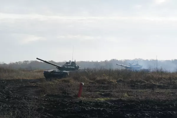 Фото к материалу: Новобранцы ЮВО тренируются управлять танками на общевойсковых полигонах