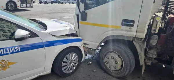 Фото к материалу: В центре Ростова произошло ДТП с участием машины ДПС