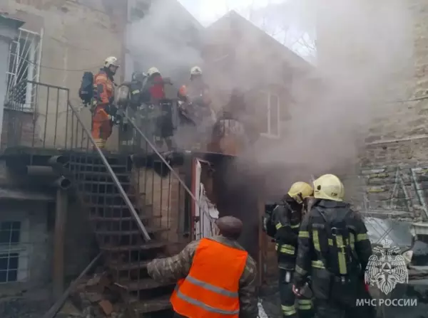 Фото к материалу: МЧС обнародовало кадры с пожара на Станиславского в Ростове