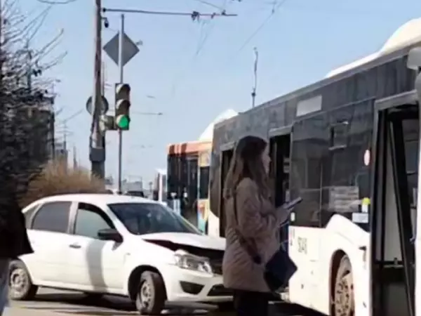Фото к материалу: В Ростове на проспекте Стачки столкнулись автобус и легковушка 