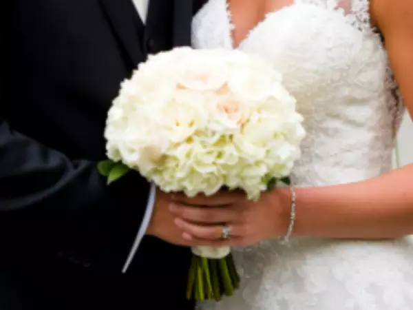 Фото к материалу: В Китае тройняшки сыграли свадьбы в один день