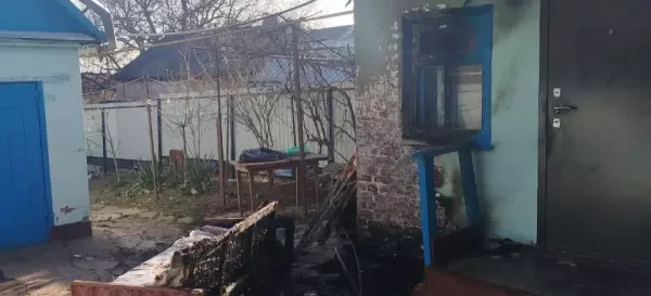 Фото к материалу: Из-за неосторожного обращения с огнем в Ростовской области едва не сгорел частный дом