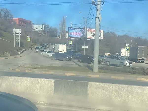 Фото к материалу: Ростовчанам пришлось идти пешком на работу из-за крупного ДТП на Стачки