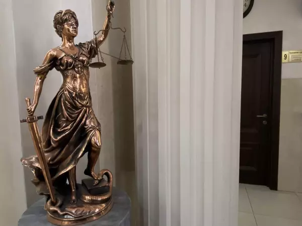 Фото к материалу: В Батайске после обрушения потолка в доме возбудят уголовное дело