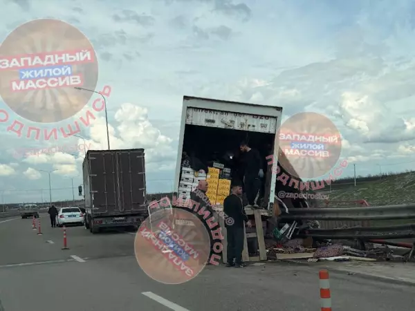 Фото к материалу: На выезде из Ростова «размотало» грузовик с овощами