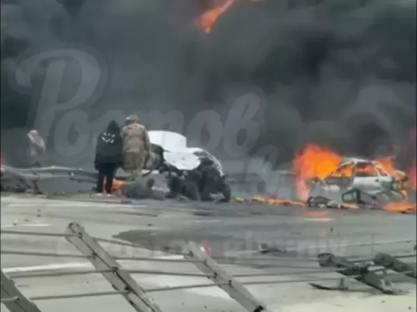 Фото к материалу: Крупный пожар начался после жесткой аварии на трассе Ростов-Таганрог