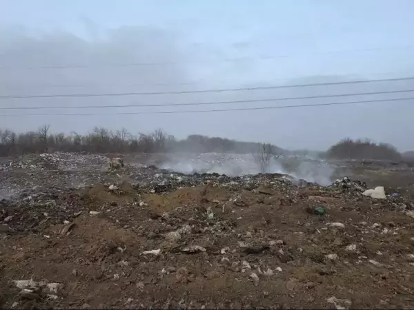 Фото к материалу: Спустя неделю крупный пожар на мусорном полигоне в Зернограде ликвидировали 