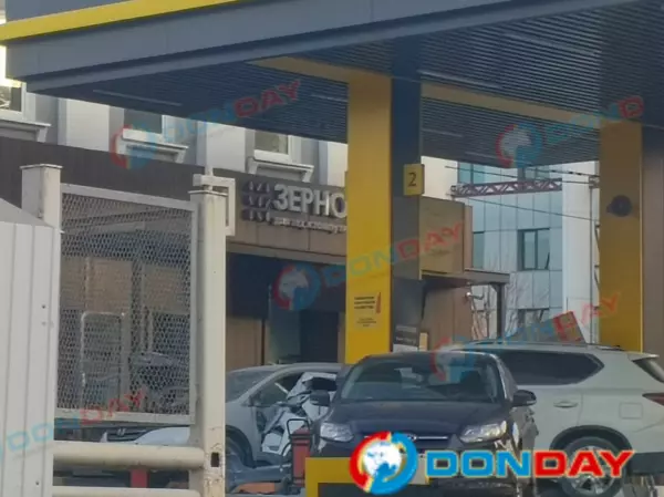 Фото к материалу: Иномарка врезалась в бензоколонку на заправке в центре Ростова