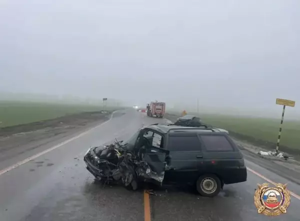 Фото к материалу: Разбита — в хлам: в жутком ДТП на трассе под Таганрогом пострадали двое