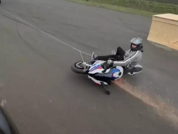 Фото к материалу: Ростовский каскадер Евгений Чеботарев в хлам разнес мотоцикл