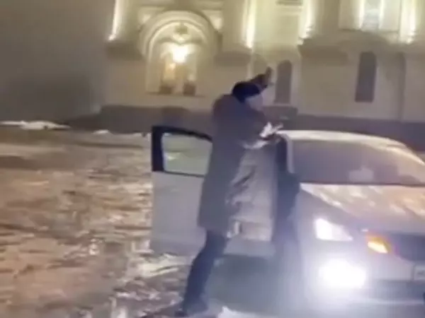 Фото к материалу: В Новочеркасске после танцев у собора наказали двух парней и девушку