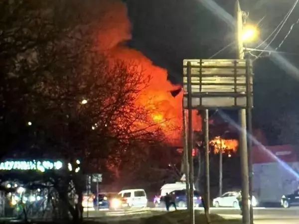 Фото к материалу: Крупный пожар на Мадояна в Ростове полностью потушили спустя четыре часа