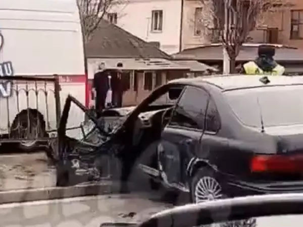 Фото к материалу: В Ростове водитель «Хонды Аккорд» снес дорожное ограждения и получил травмы