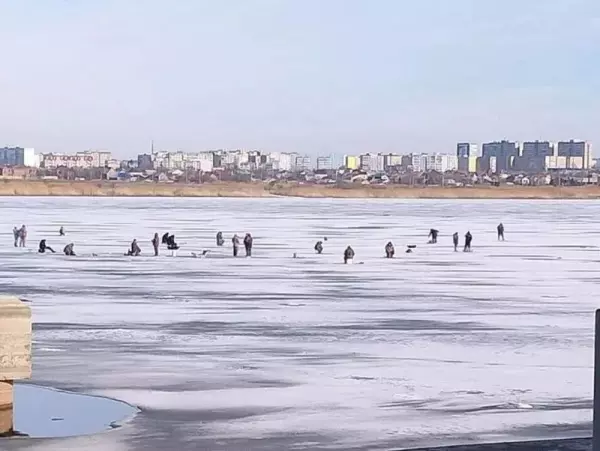 Фото к материалу: В Волгодонске рыбаки выходят на лед, несмотря на запреты спасателей