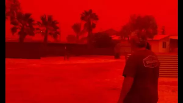 Фото к материалу: Небо Австралии окрасилось в кроваво-красный цвет из-за пыльной бури