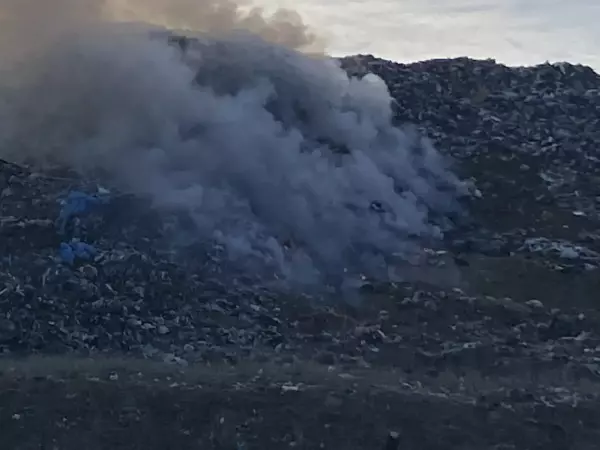 Фото к материалу: В Шахтах загорелся мусорный полигон