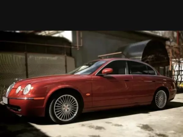 Фото к материалу: В Таганроге за два миллиона продают коллекционный «Ягуар С-тайп»