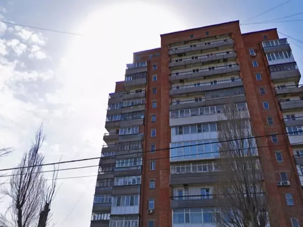 Фото к материалу: В Шахтах на ХБК 22-летний парень разбился, выпав из окна многоэтажки