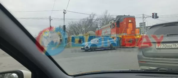 Фото к материалу: Поезд врезался в легковушку на улице Орской в Ростове