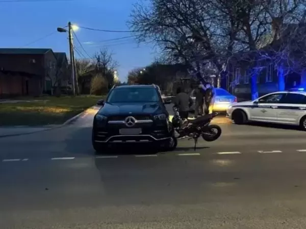Фото к материалу: Подросток на мопеде попал под колеса внедорожника в Ростове