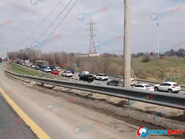 Фото к материалу: Адская пробка образовалась на Аксайском мосту 28 марта