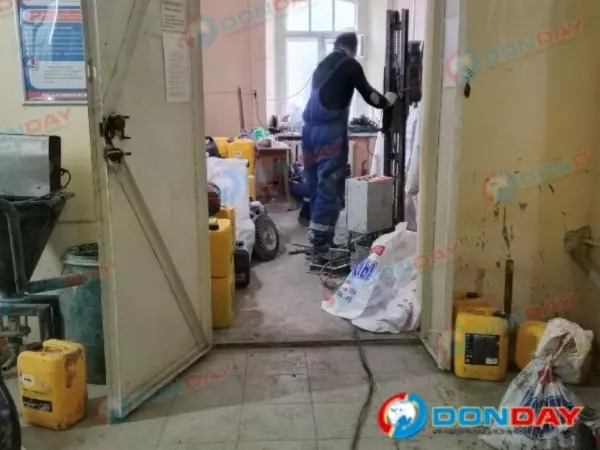 Фото к материалу: Словно скотина в хлеву: в Новочеркасске пациентов поликлиники №2 принимают во время капремонта